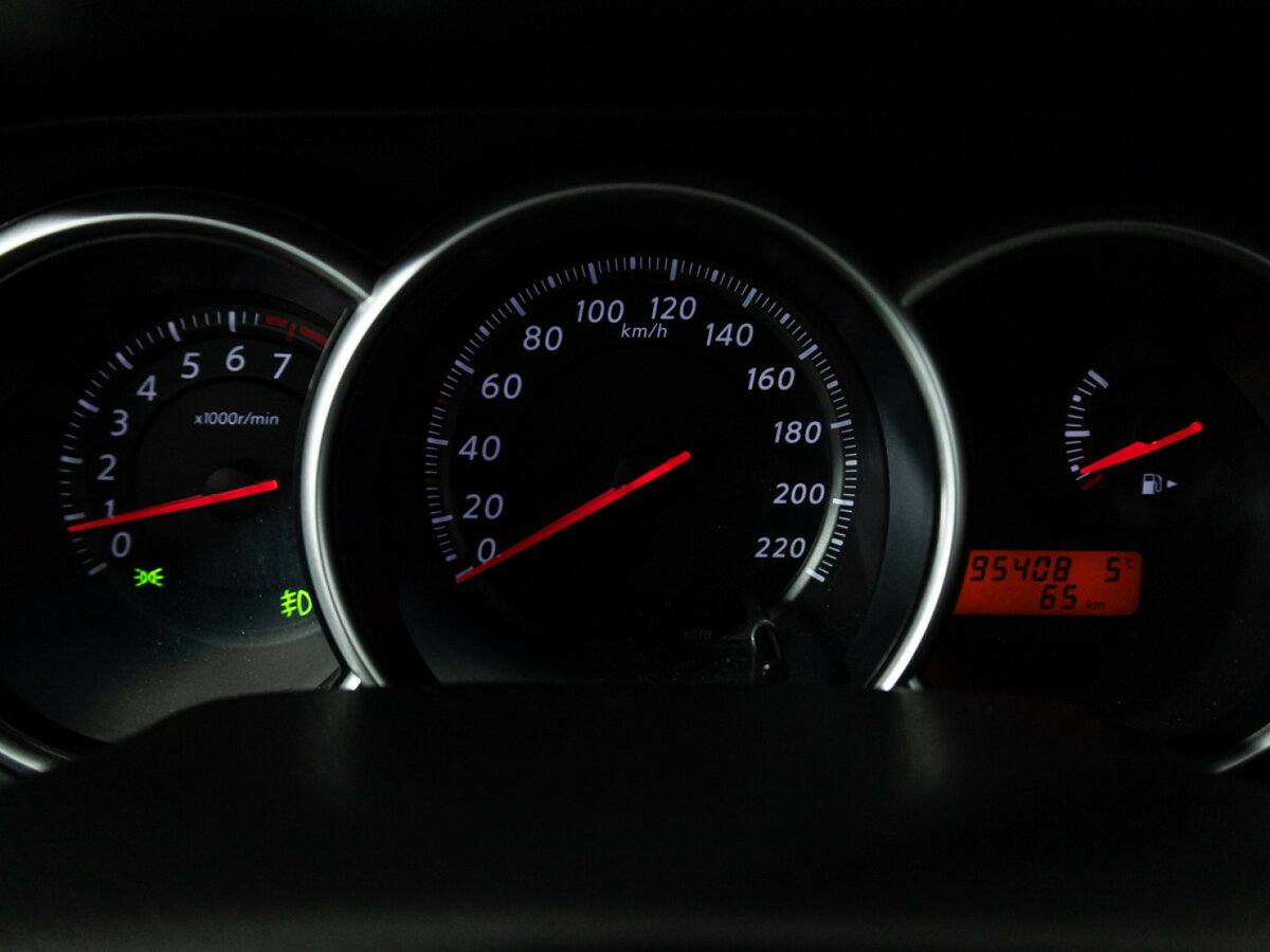 Nissan Tiida с пробегом — 2010 год. Фото: #11