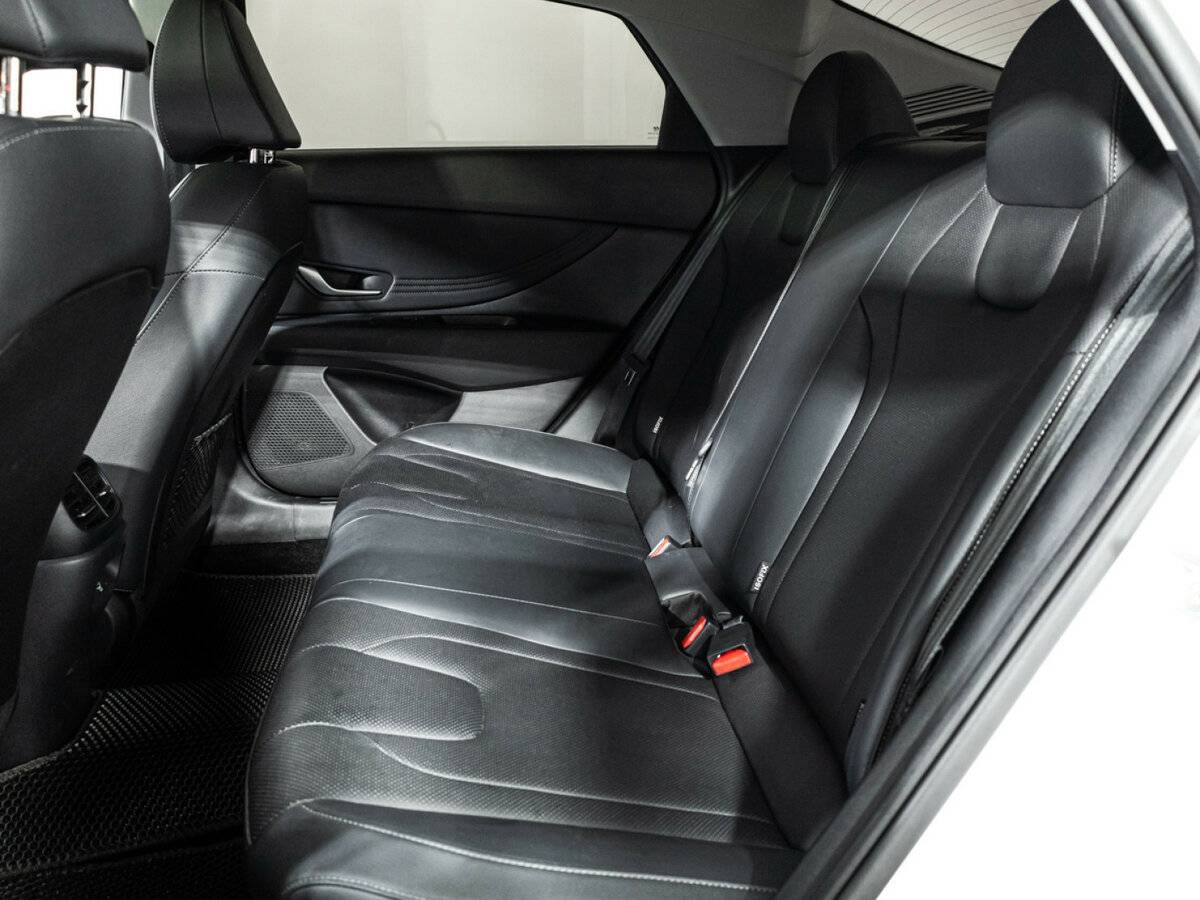 Hyundai Elantra с пробегом — 2023 год. Фото: #9