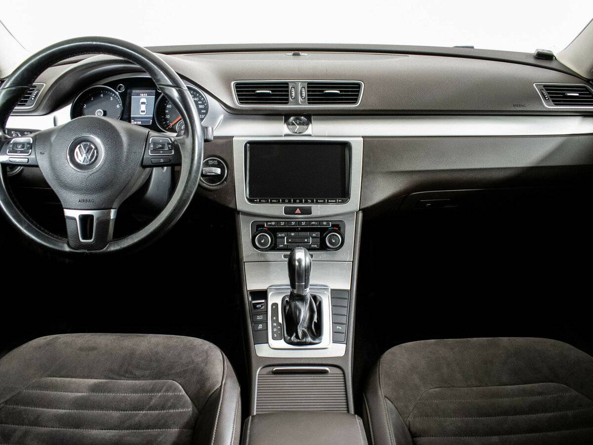 Volkswagen Passat с пробегом — 2011 год. Фото: #10