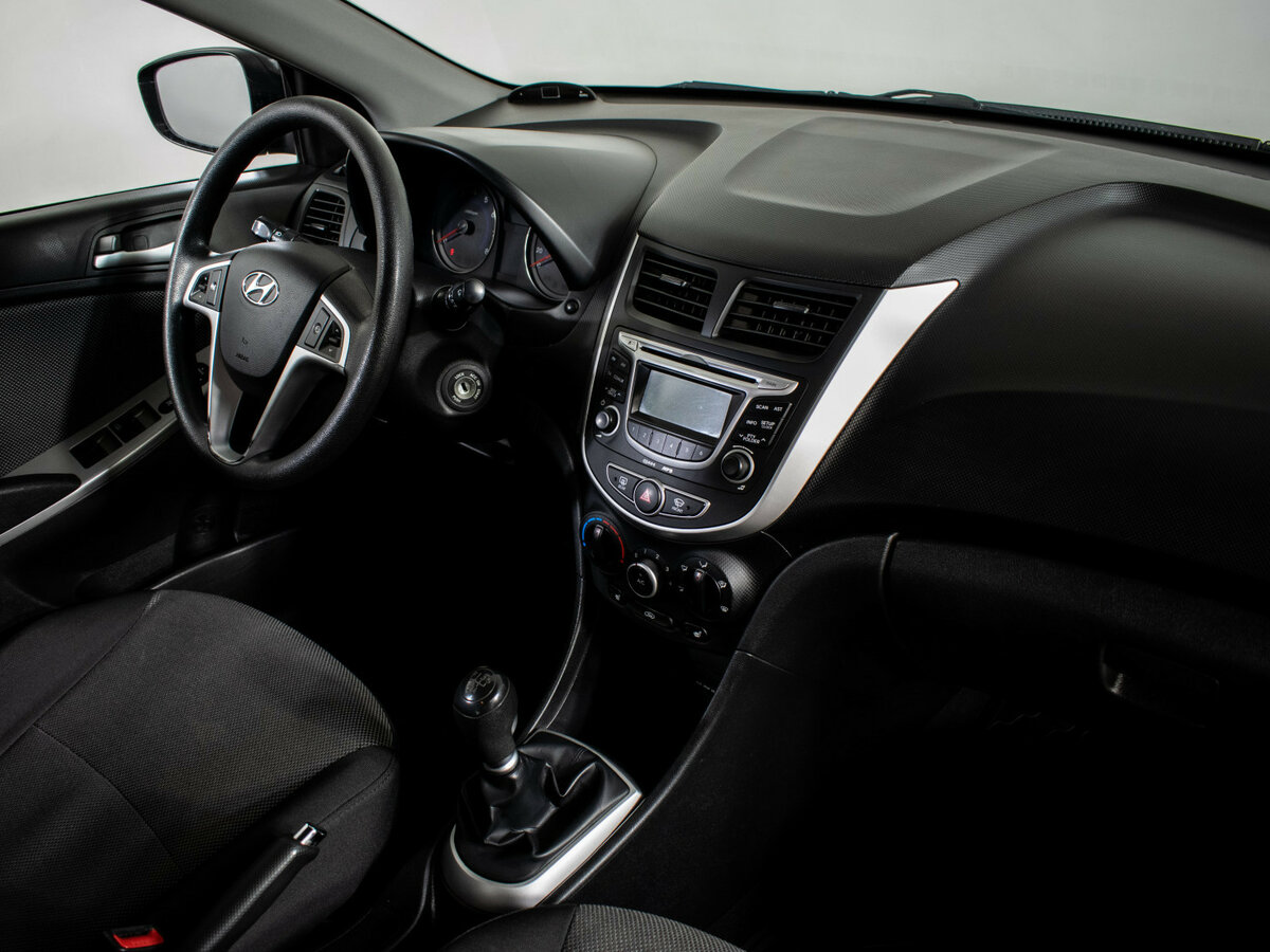 Hyundai Solaris с пробегом — 2011 год. Фото: #9