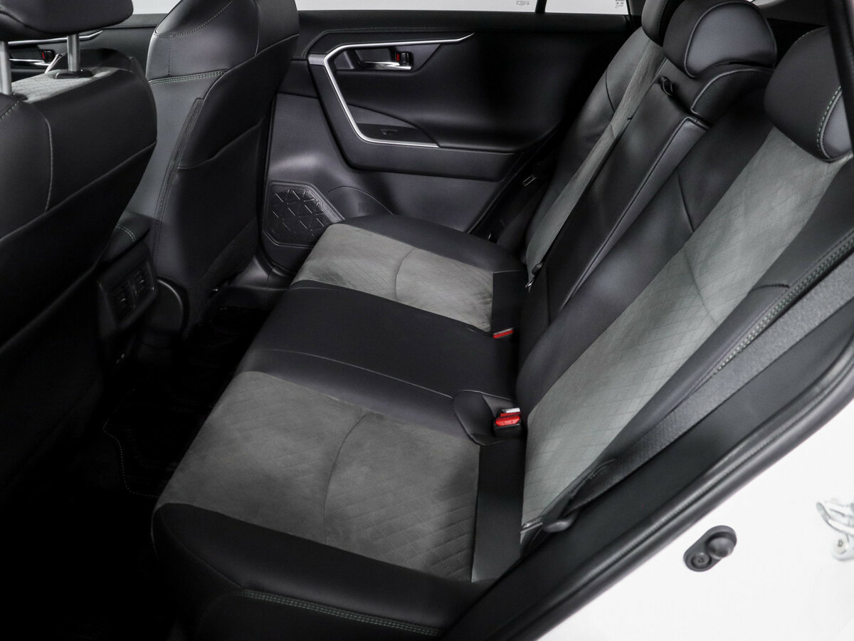 Toyota RAV4 с пробегом — 2025 год. Фото: #9