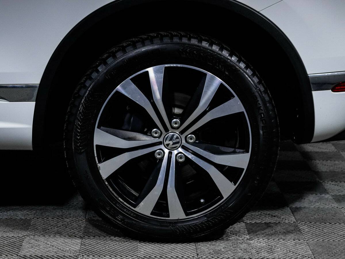 Volkswagen Touareg с пробегом — 2016 год. Фото: #13