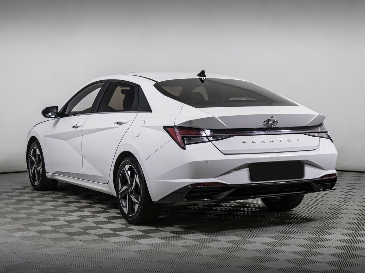 Hyundai Elantra с пробегом — 2021 год. Фото: #5