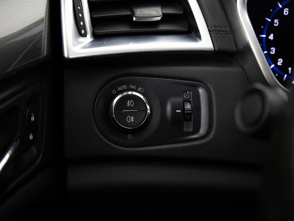 Cadillac SRX с пробегом — 2013 год. Фото: #10