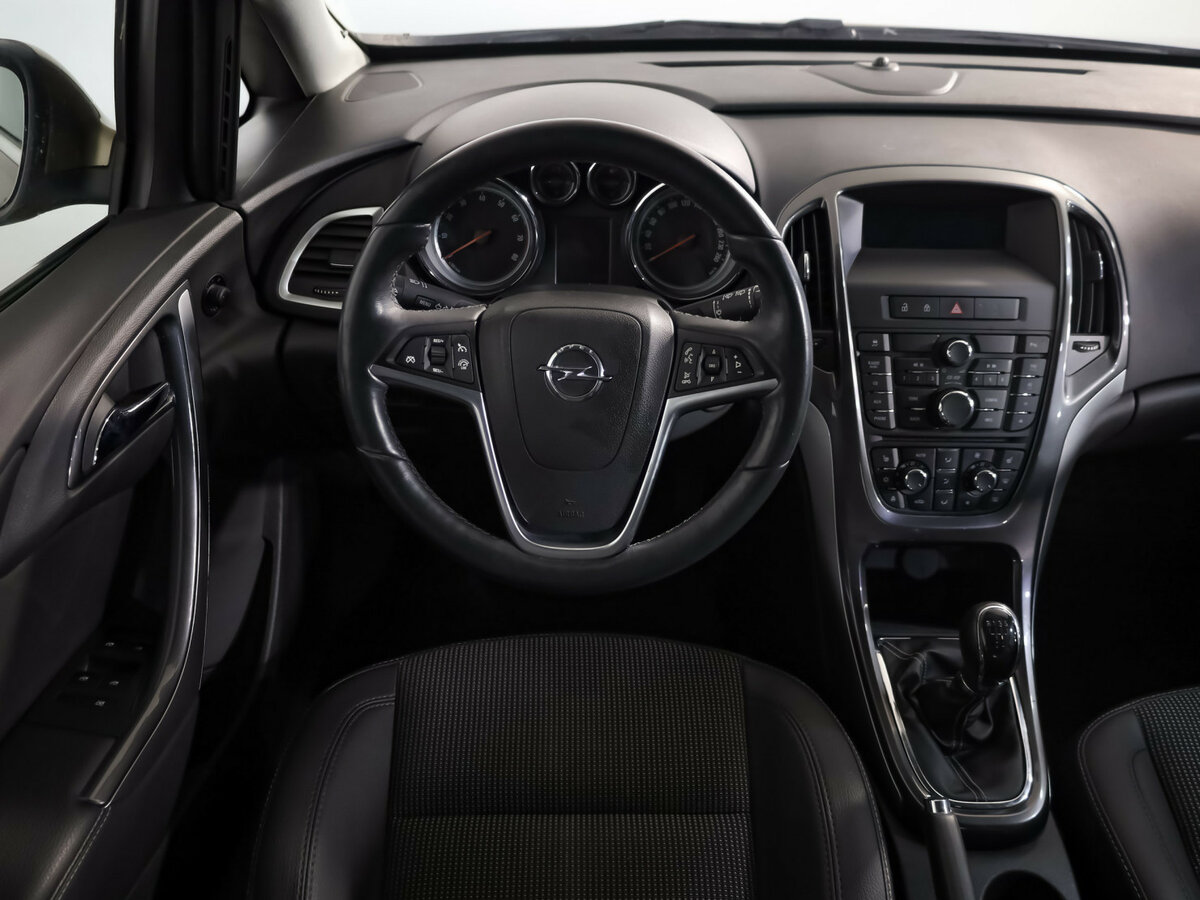 Opel Astra с пробегом — 2012 год. Фото: #8