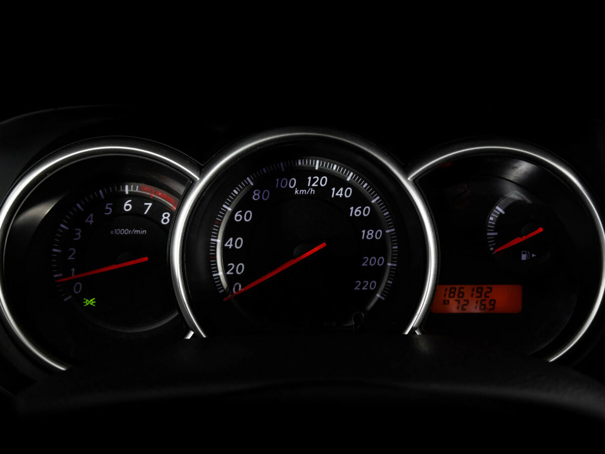 Nissan Tiida с пробегом — 2010 год. Фото: #14