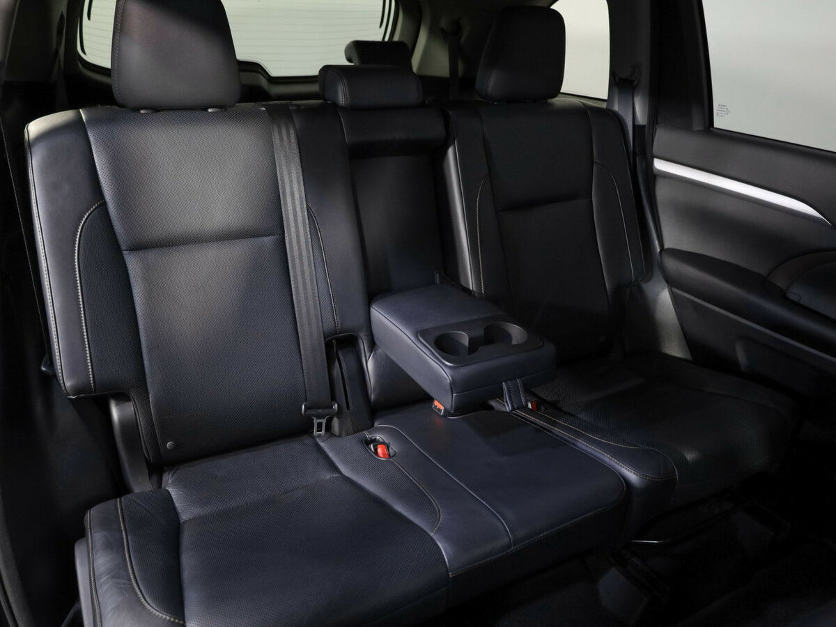Toyota Highlander с пробегом — 2015 год. Фото: #25