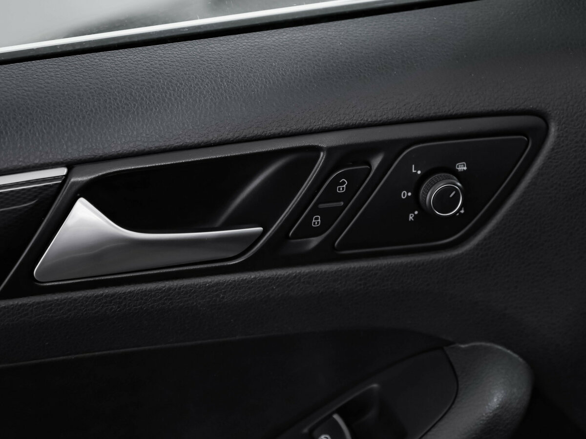 Volkswagen Jetta с пробегом — 2017 год. Фото: #22
