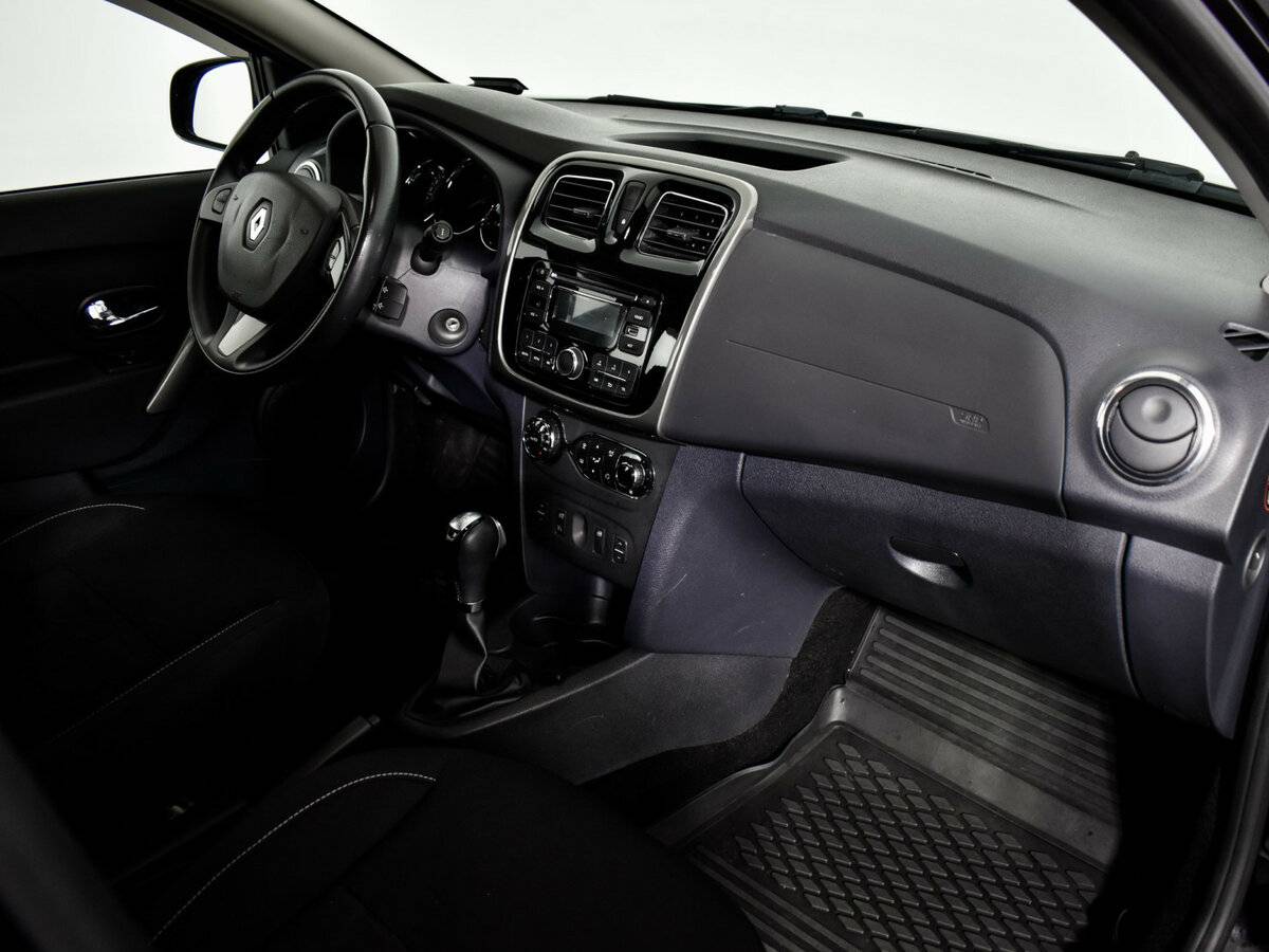 Renault Sandero с пробегом — 2016 год. Фото: #12