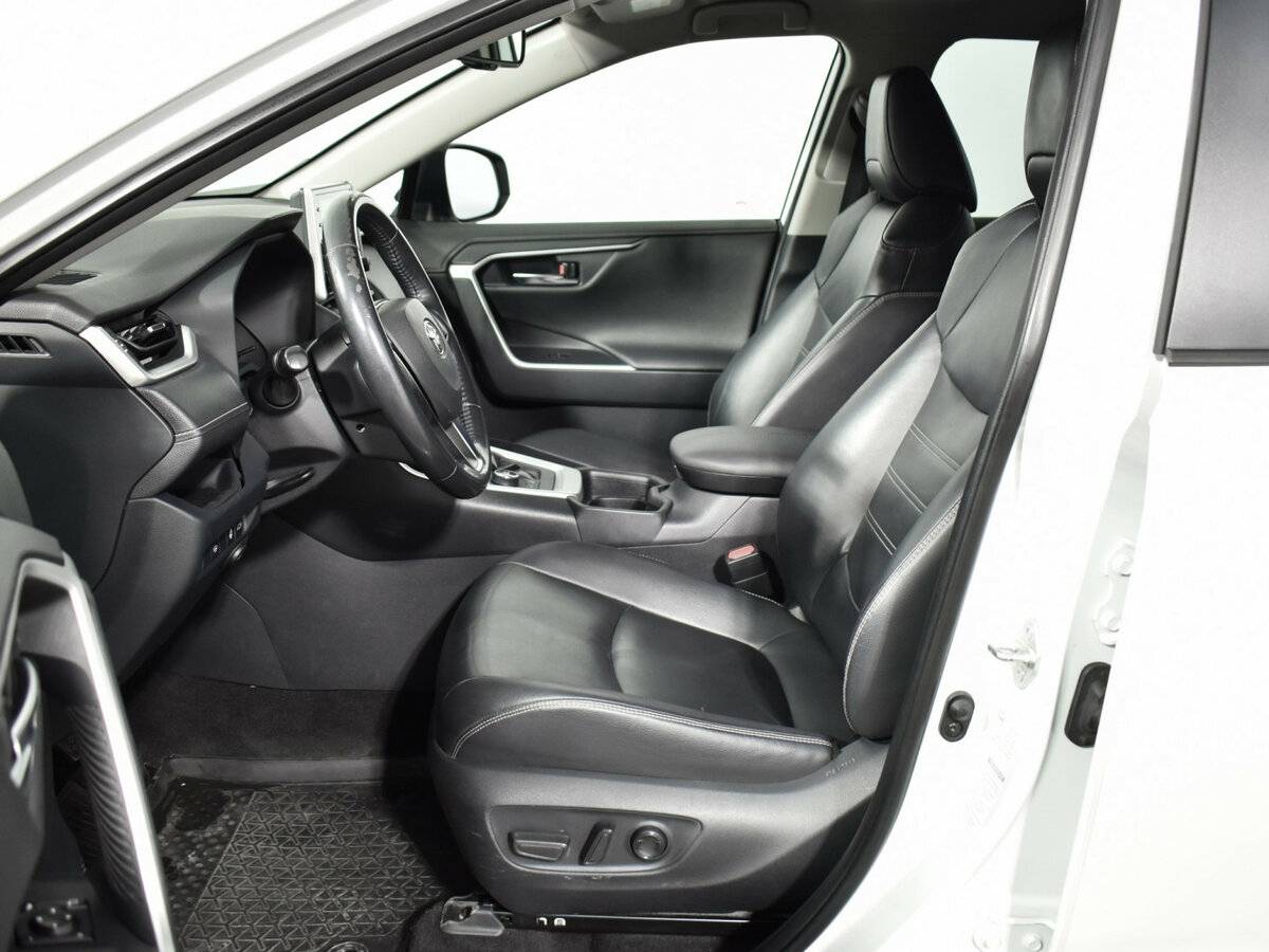Toyota RAV4 с пробегом — 2019 год. Фото: #9