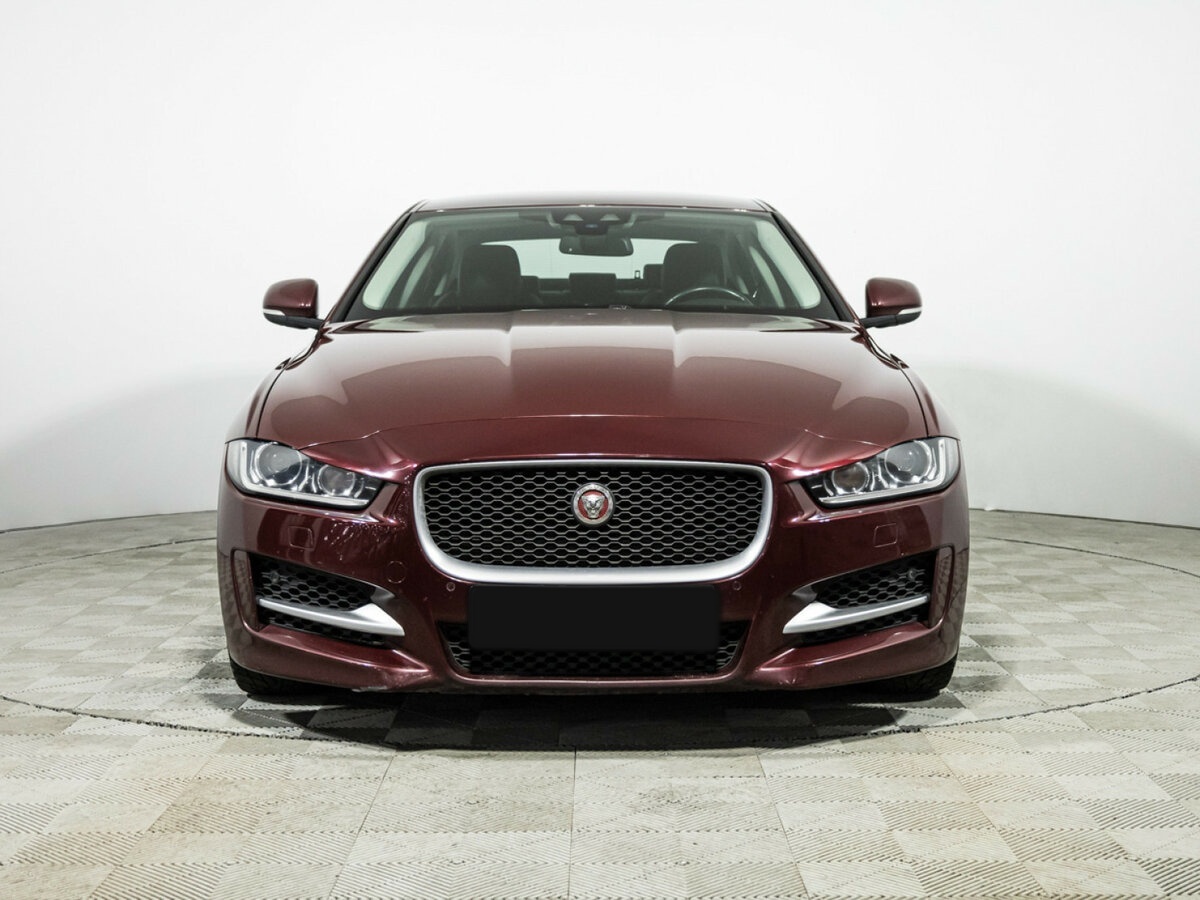 Jaguar XE с пробегом — 2015 год. Фото: #1