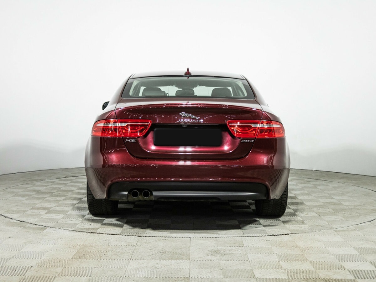 Jaguar XE с пробегом — 2015 год. Фото: #4