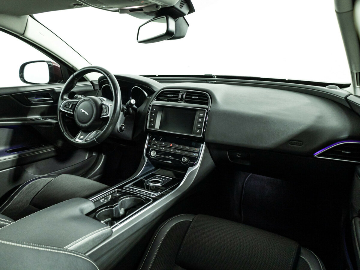 Jaguar XE с пробегом — 2015 год. Фото: #6