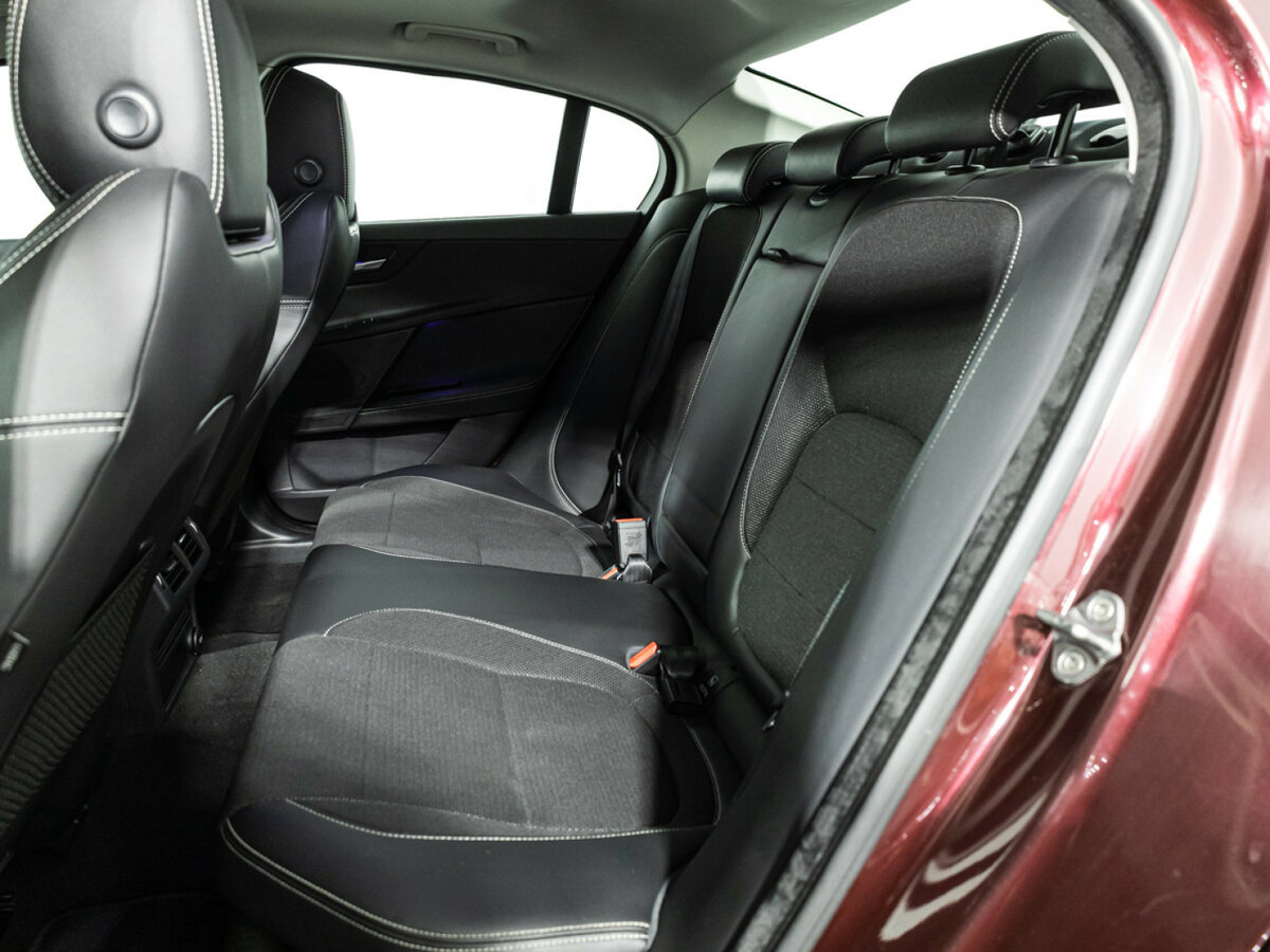 Jaguar XE с пробегом — 2015 год. Фото: #7