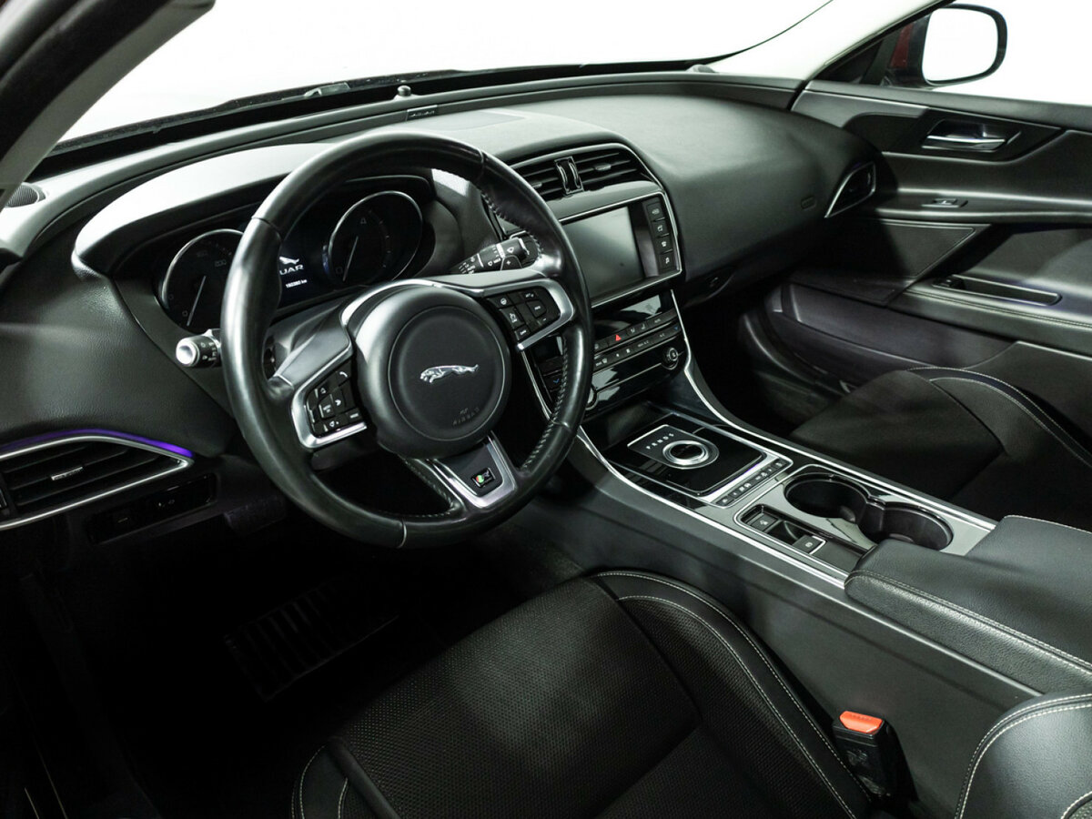 Jaguar XE с пробегом — 2015 год. Фото: #8