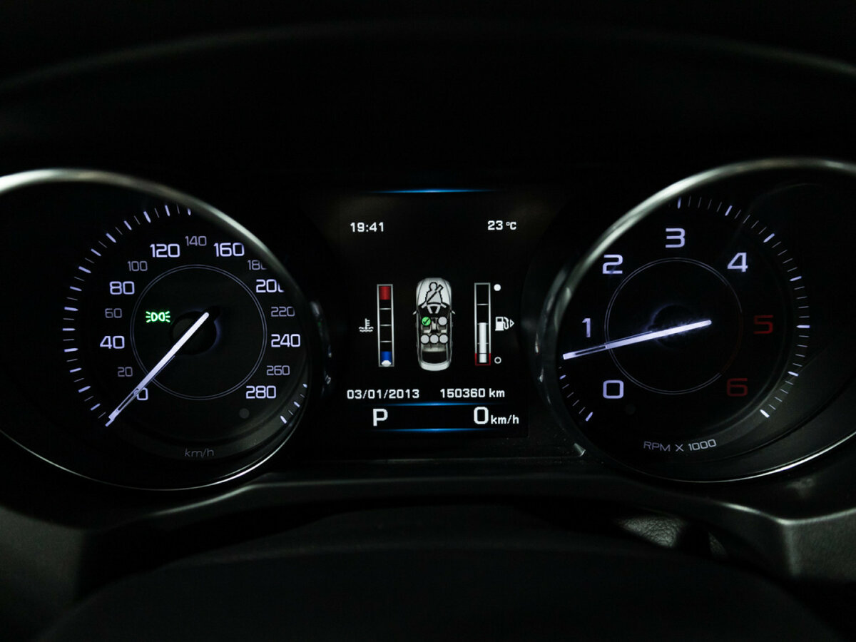 Jaguar XE с пробегом — 2015 год. Фото: #9