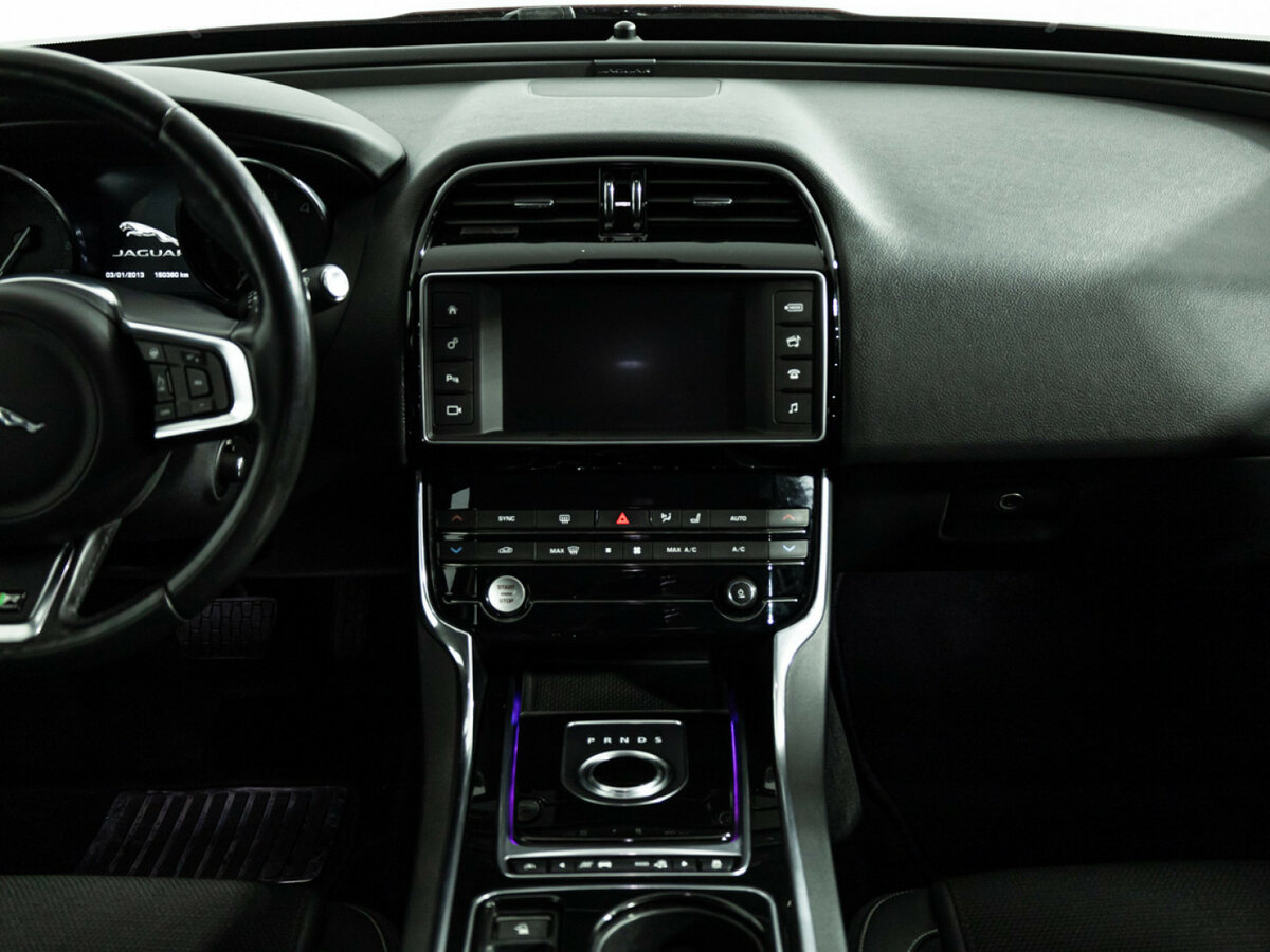 Jaguar XE с пробегом — 2015 год. Фото: #11