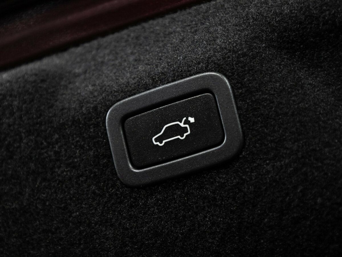 Jaguar XE с пробегом — 2015 год. Фото: #12