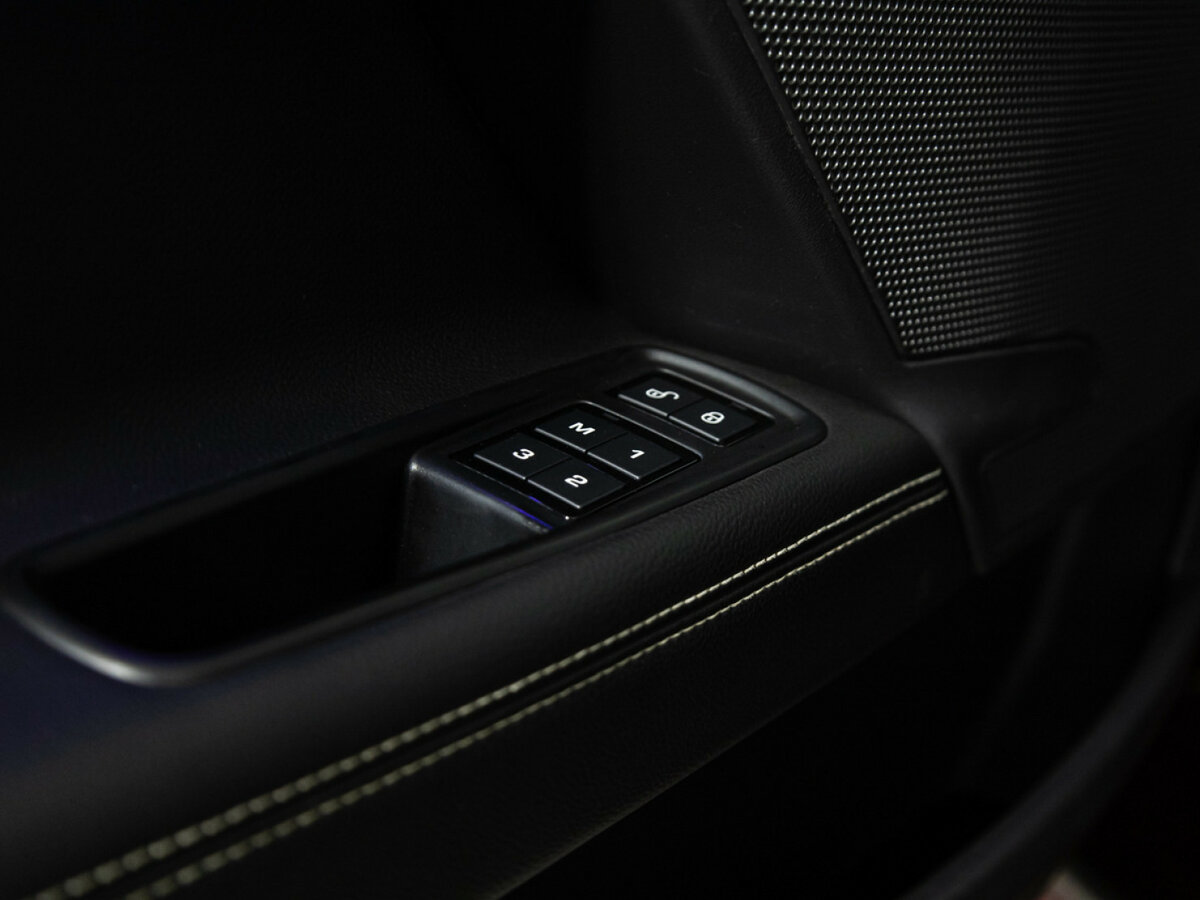 Jaguar XE с пробегом — 2015 год. Фото: #13