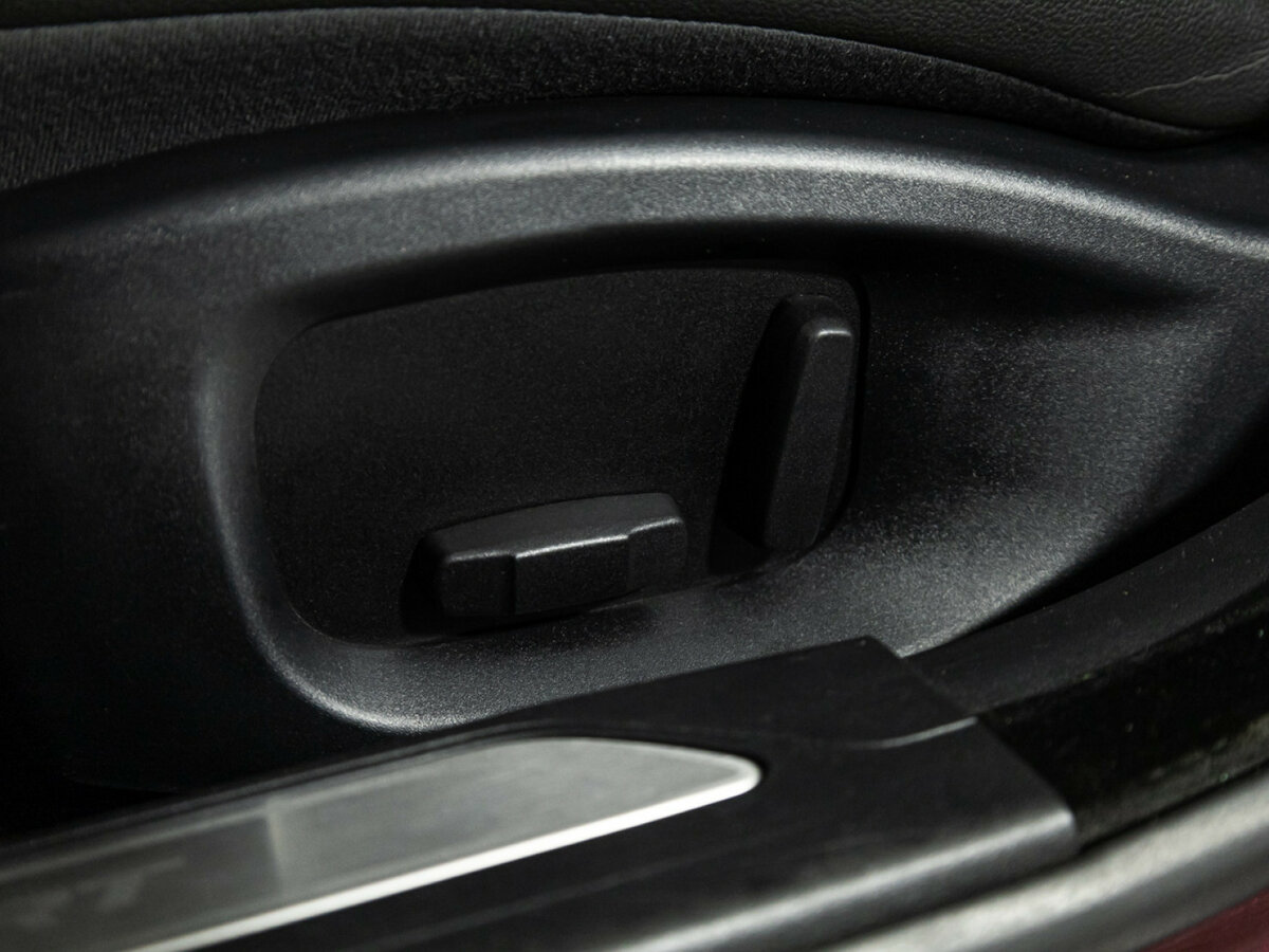 Jaguar XE с пробегом — 2015 год. Фото: #14