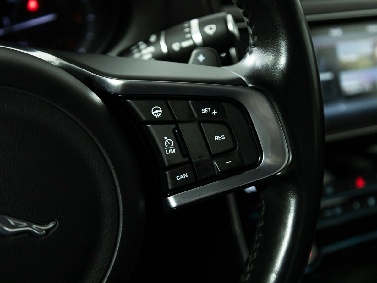 Jaguar XE с пробегом — 2015 год. Фото: #15