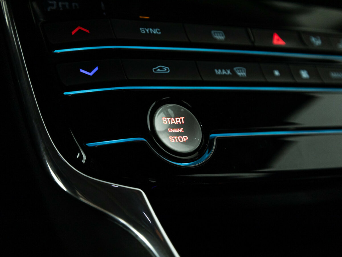 Jaguar XE с пробегом — 2015 год. Фото: #17