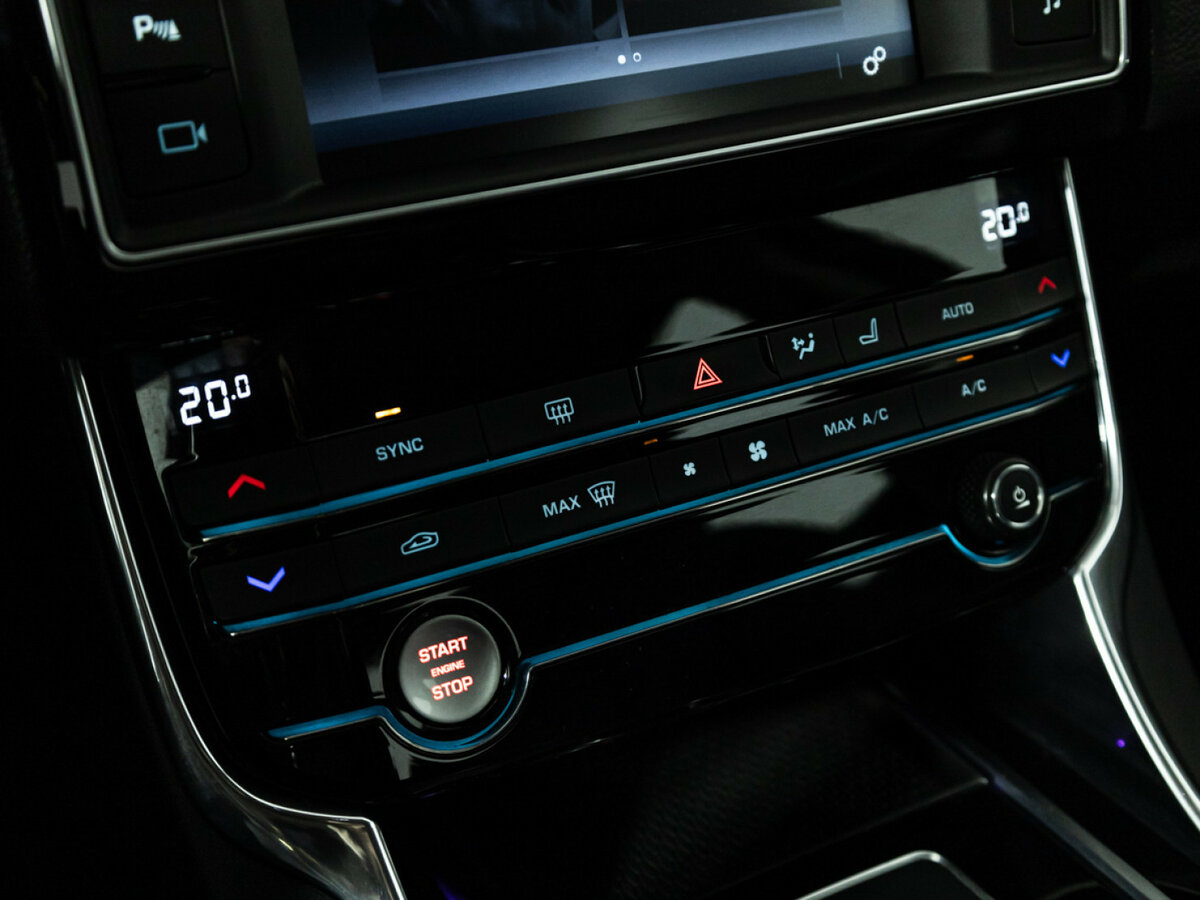 Jaguar XE с пробегом — 2015 год. Фото: #18