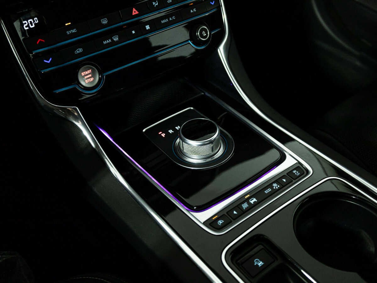Jaguar XE с пробегом — 2015 год. Фото: #19