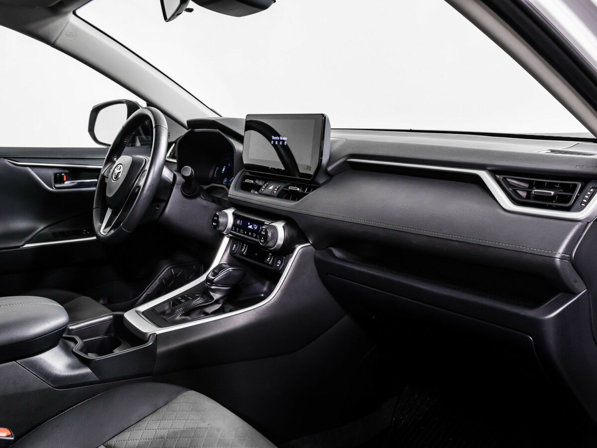 Toyota RAV4 с пробегом — 2024 год. Фото: #6