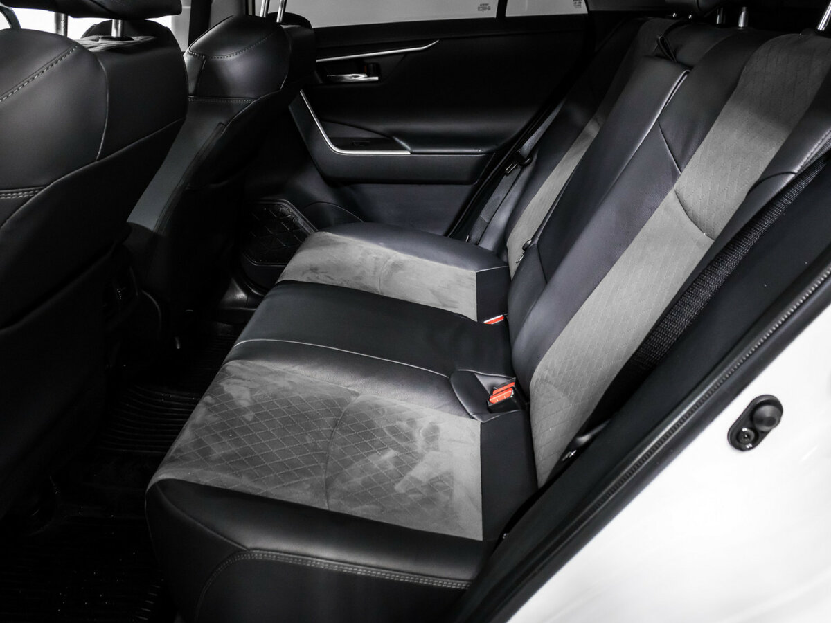 Toyota RAV4 с пробегом — 2024 год. Фото: #9