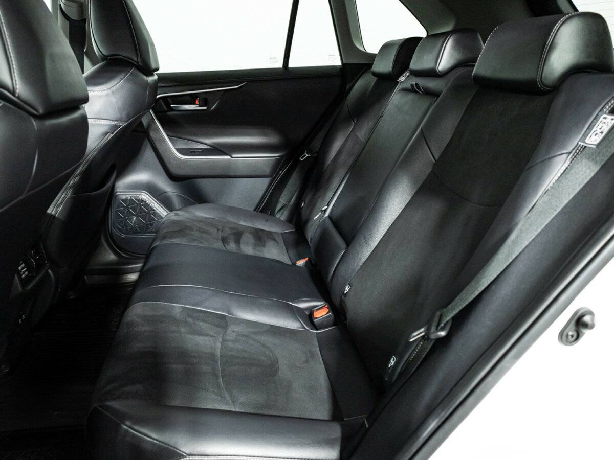 Toyota RAV4 с пробегом — 2021 год. Фото: #9