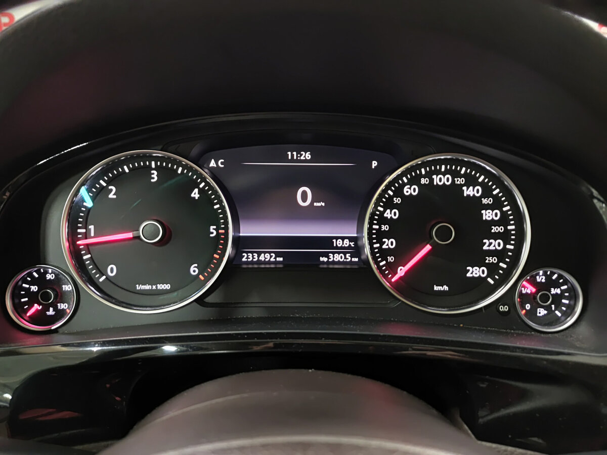 Volkswagen Touareg с пробегом — 2011 год. Фото: #12