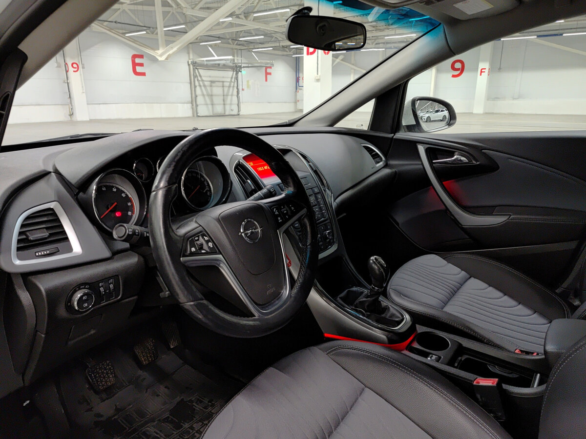 Opel Astra с пробегом — 2013 год. Фото: #15