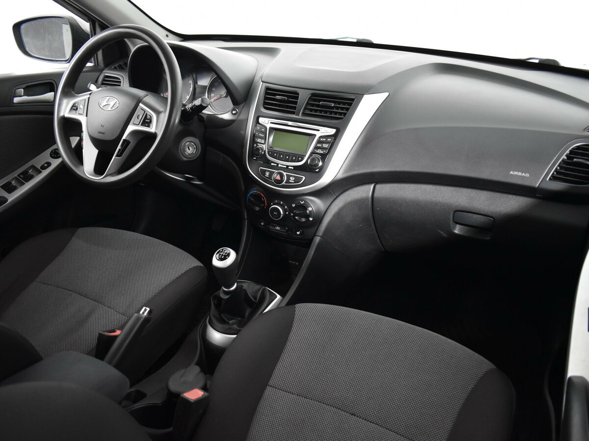 Hyundai Solaris с пробегом — 2011 год. Фото: #9