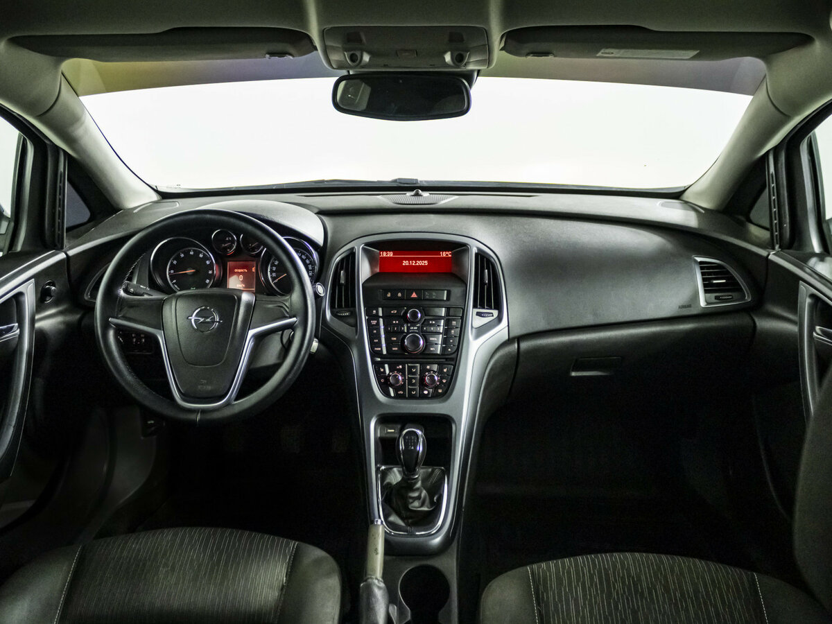 Opel Astra с пробегом — 2013 год. Фото: #10