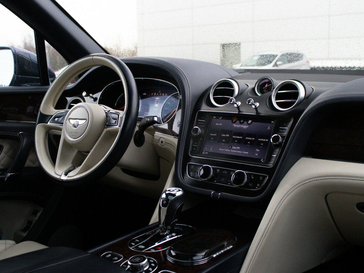 Bentley Bentayga с пробегом — 2016 год. Фото: #8