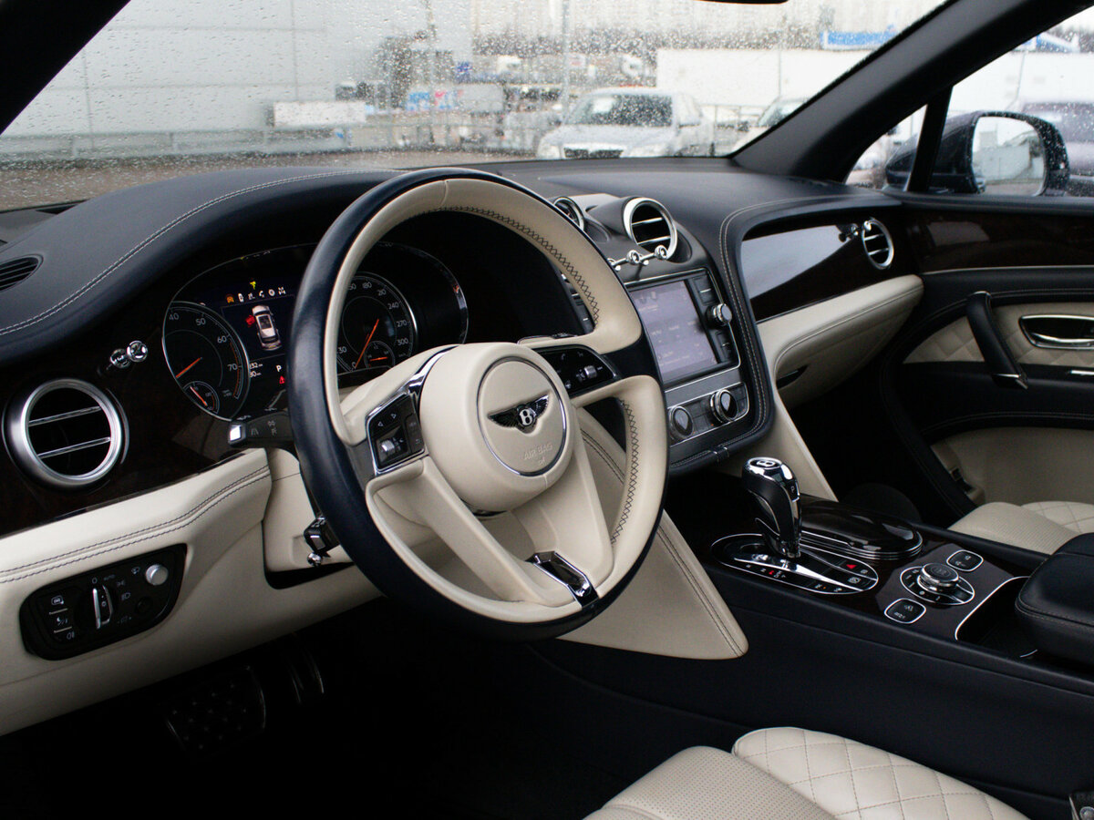 Bentley Bentayga с пробегом — 2016 год. Фото: #9