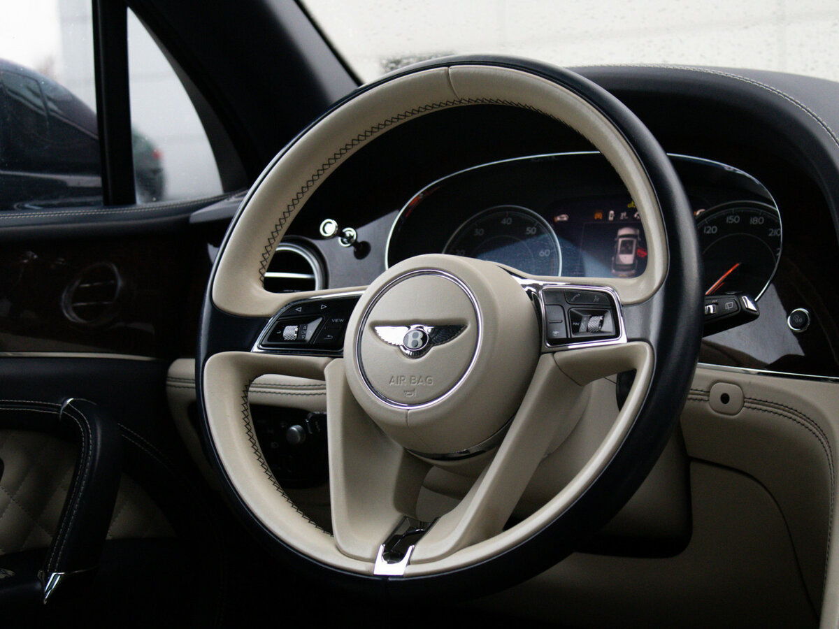 Bentley Bentayga с пробегом — 2016 год. Фото: #12