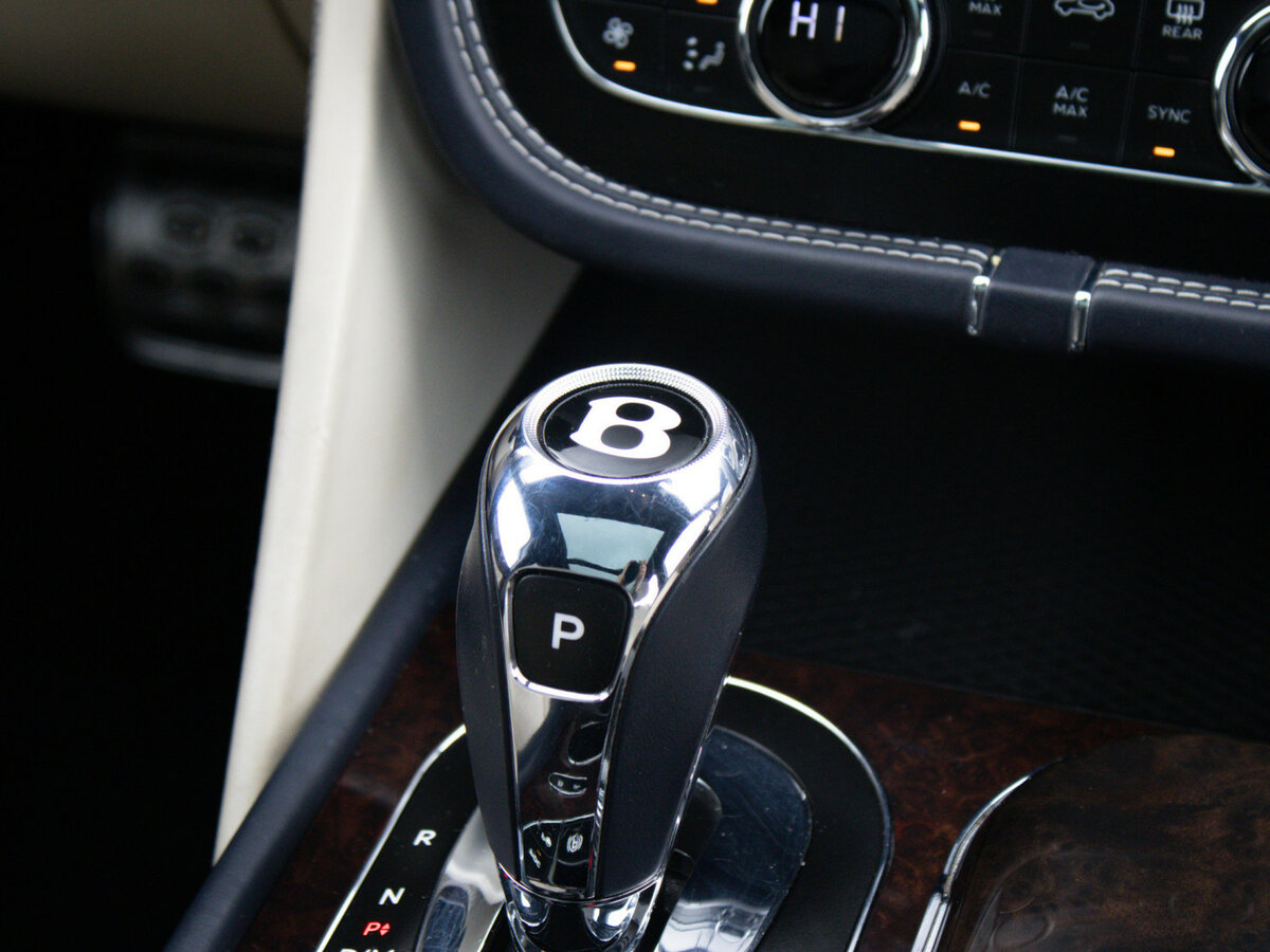 Bentley Bentayga с пробегом — 2016 год. Фото: #16