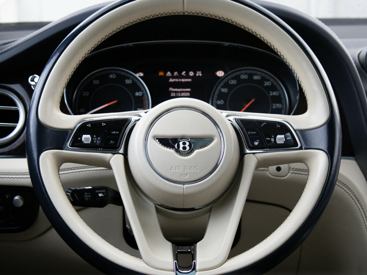 Bentley Bentayga с пробегом — 2016 год. Фото: #17