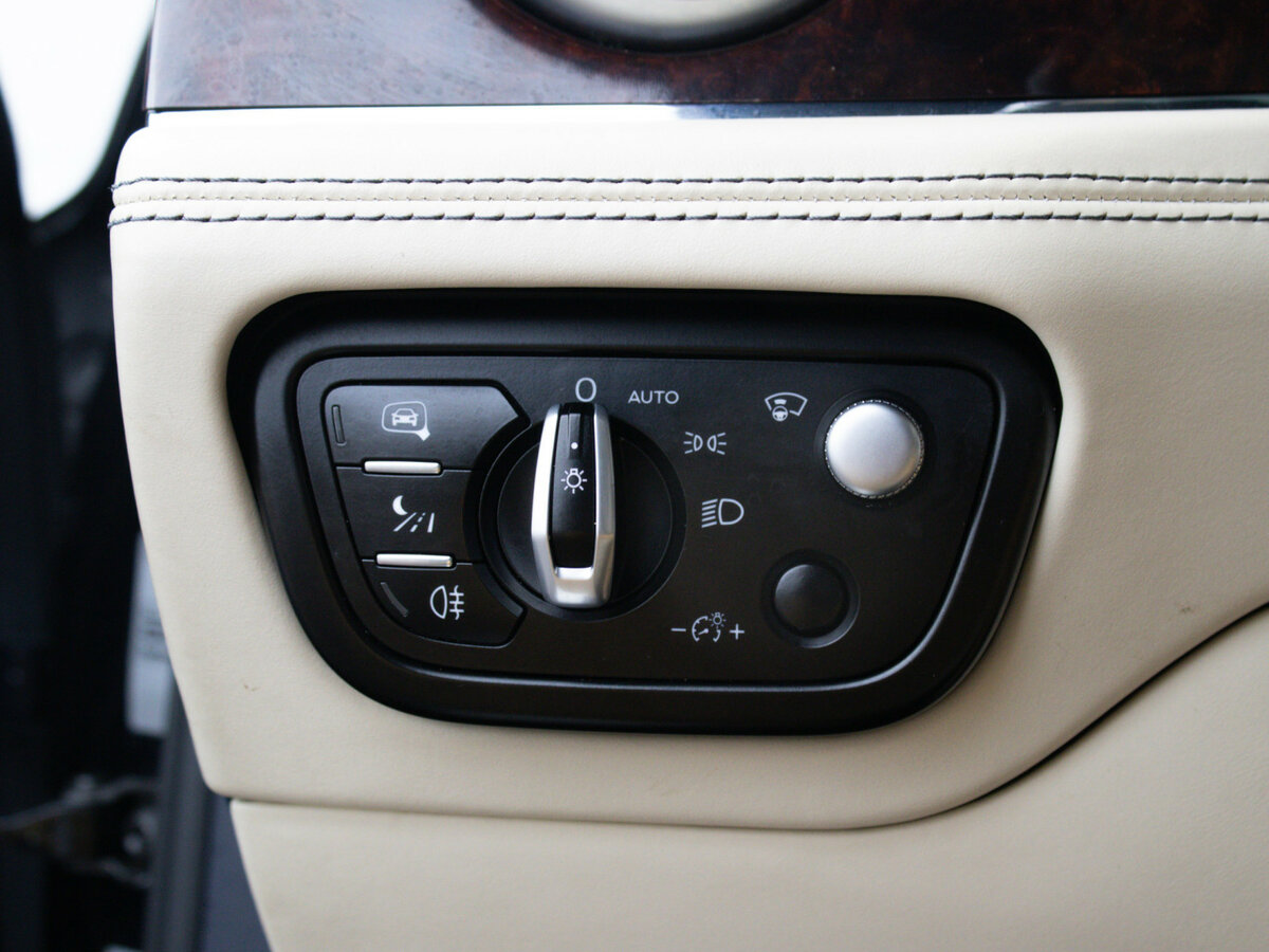 Bentley Bentayga с пробегом — 2016 год. Фото: #21