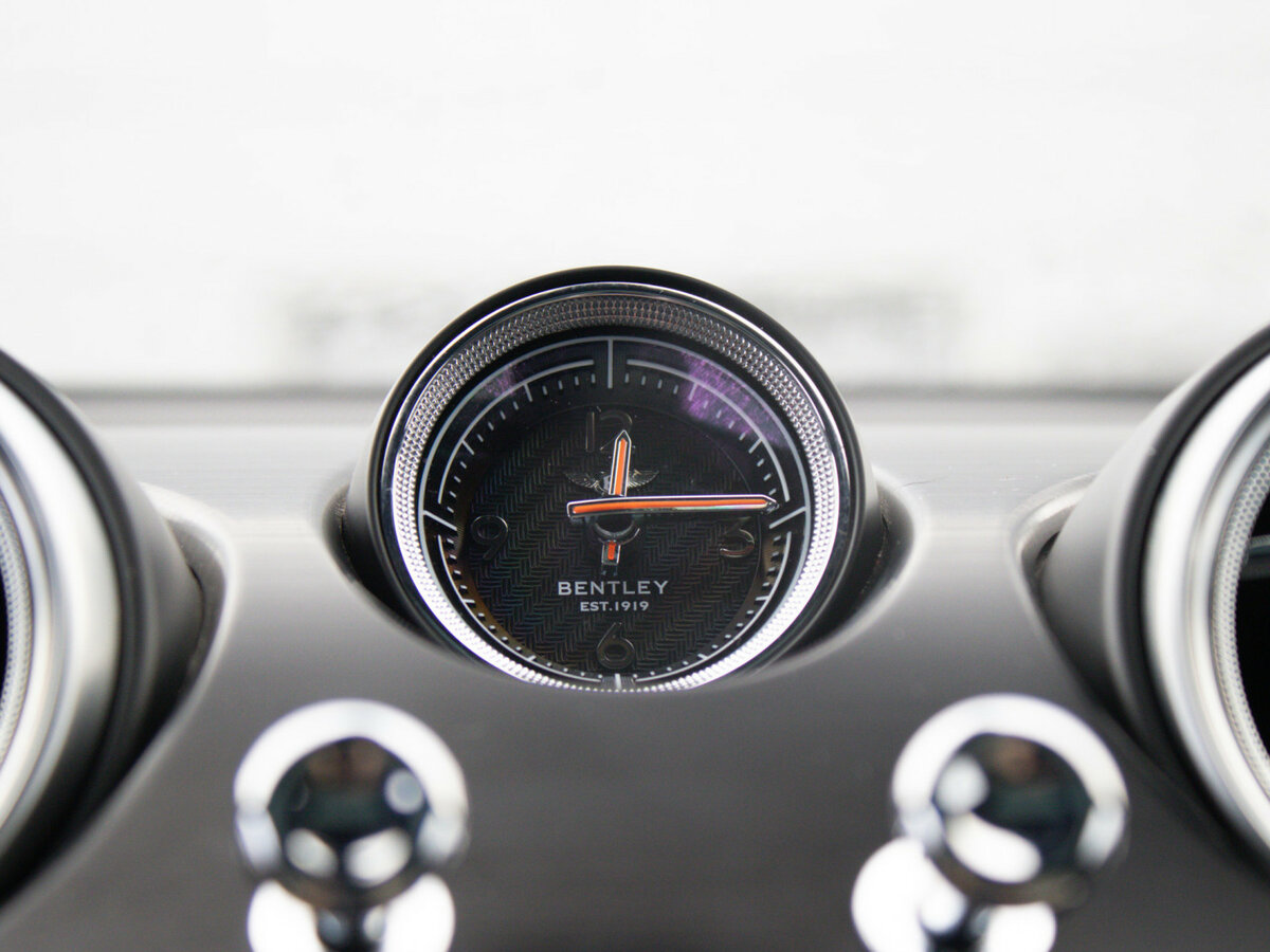 Bentley Bentayga с пробегом — 2016 год. Фото: #22