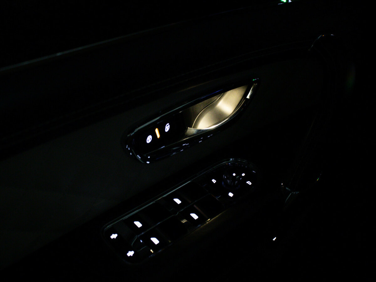 Bentley Bentayga с пробегом — 2016 год. Фото: #29