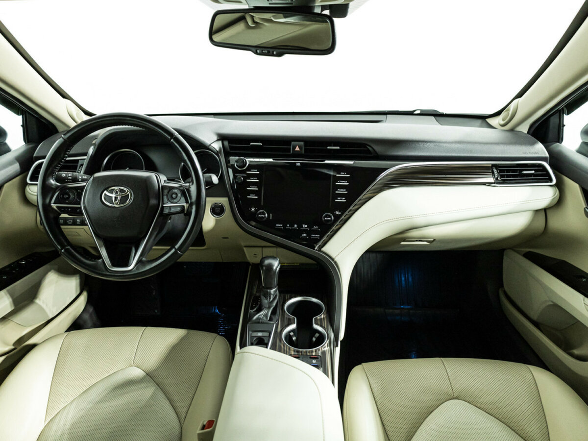 Toyota Camry с пробегом — 2020 год. Фото: #10