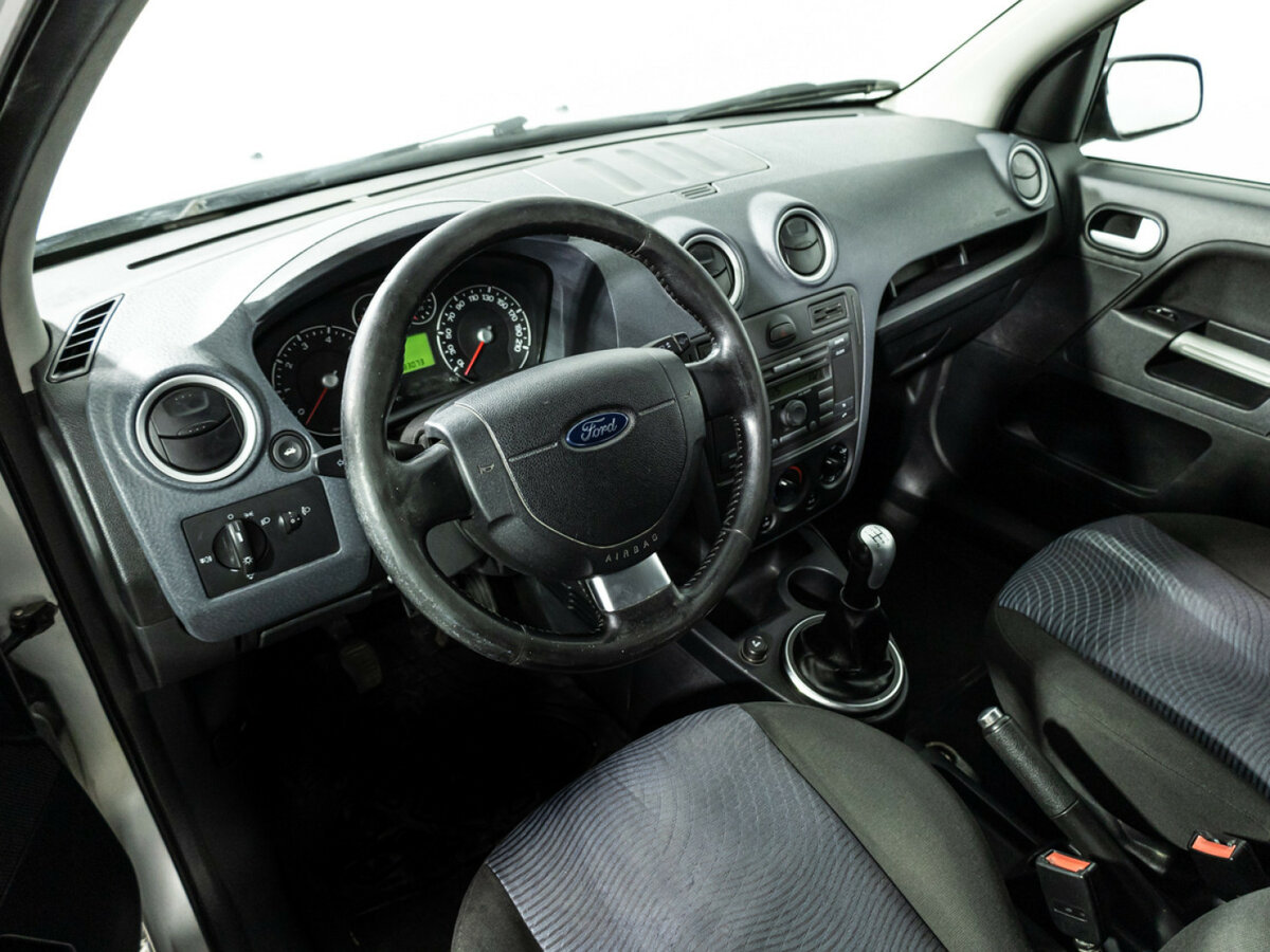 Ford Fusion с пробегом — 2006 год. Фото: #10