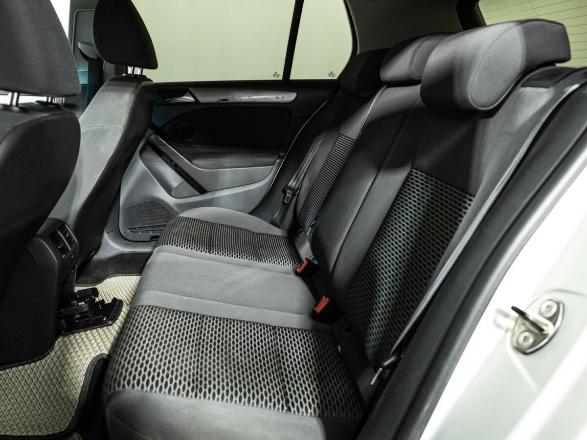 Volkswagen Golf с пробегом — 2010 год. Фото: #9