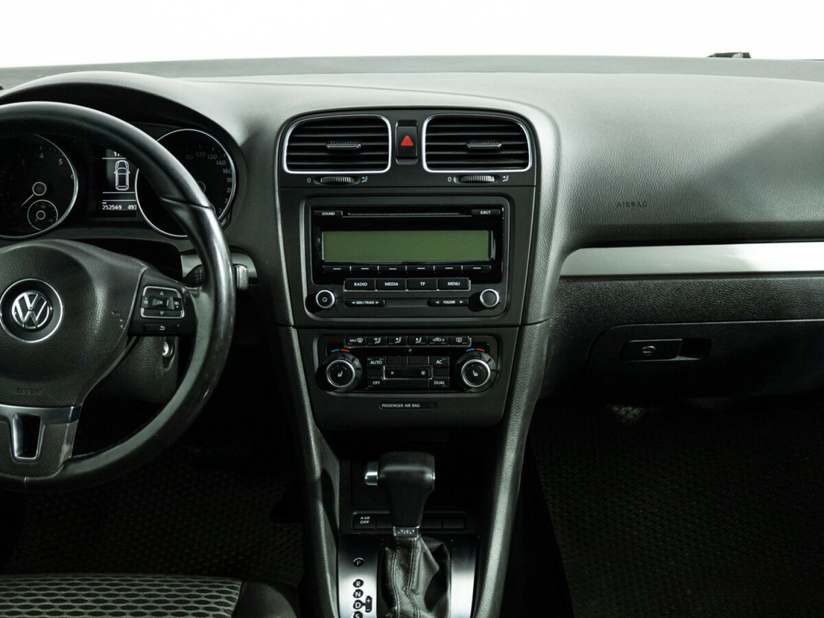 Volkswagen Golf с пробегом — 2010 год. Фото: #13