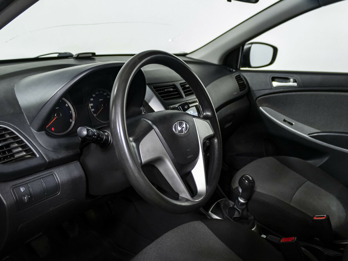 Hyundai Solaris с пробегом — 2011 год. Фото: #7