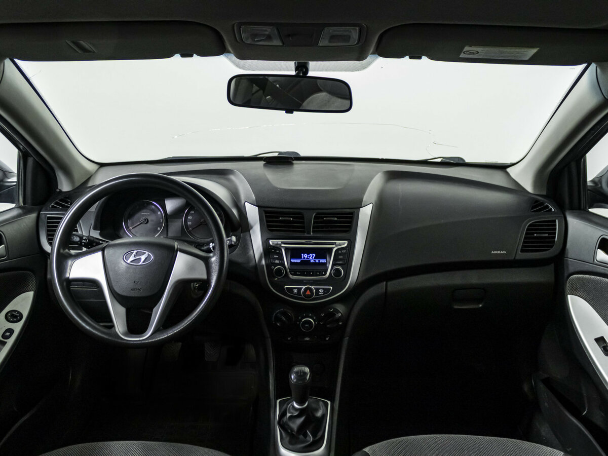 Hyundai Solaris с пробегом — 2011 год. Фото: #9