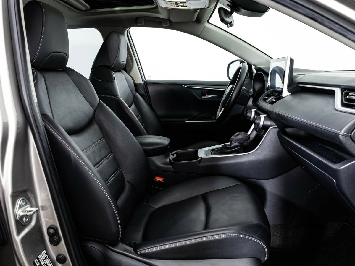 Toyota RAV4 с пробегом — 2021 год. Фото: #18